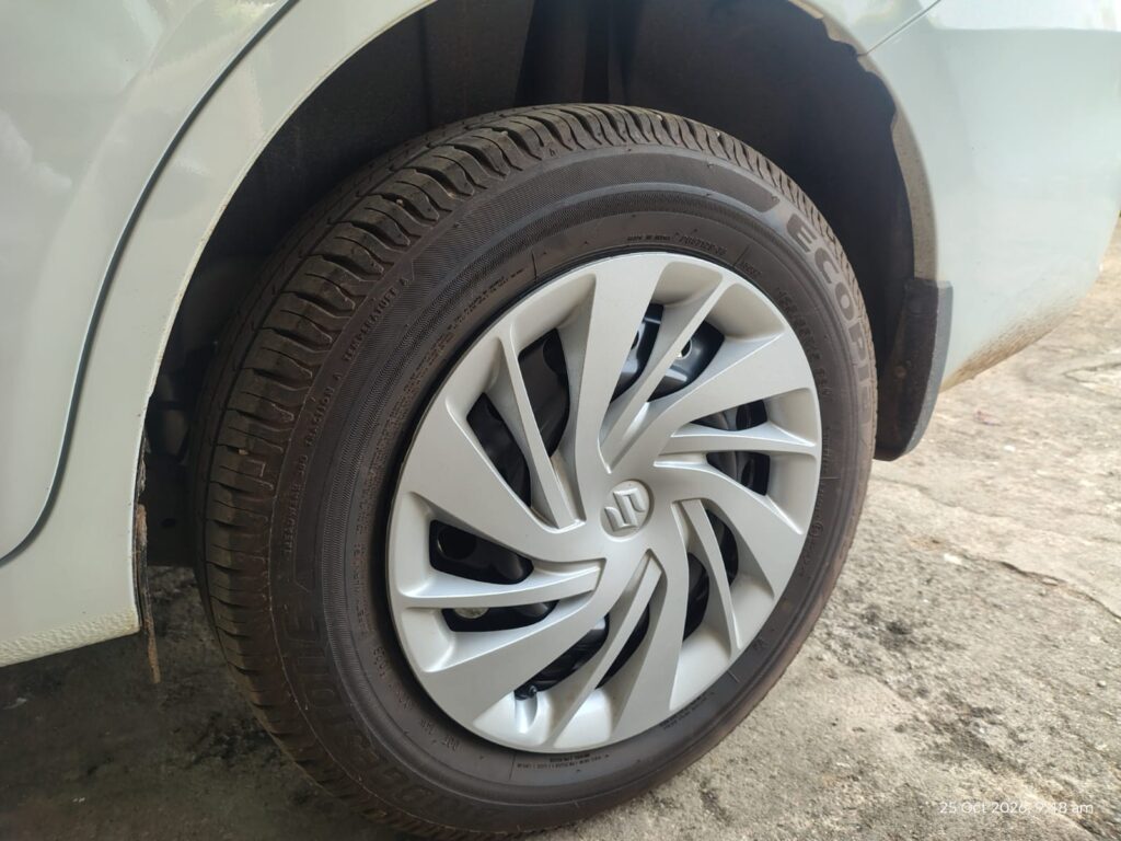 Car puncture shop near me scams warning banner by CarExpertHindi showing a mechanic checking tyre puncture and a thief trying to steal bags from car1.